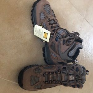 Men’s Vasque hiking boots with Gortex